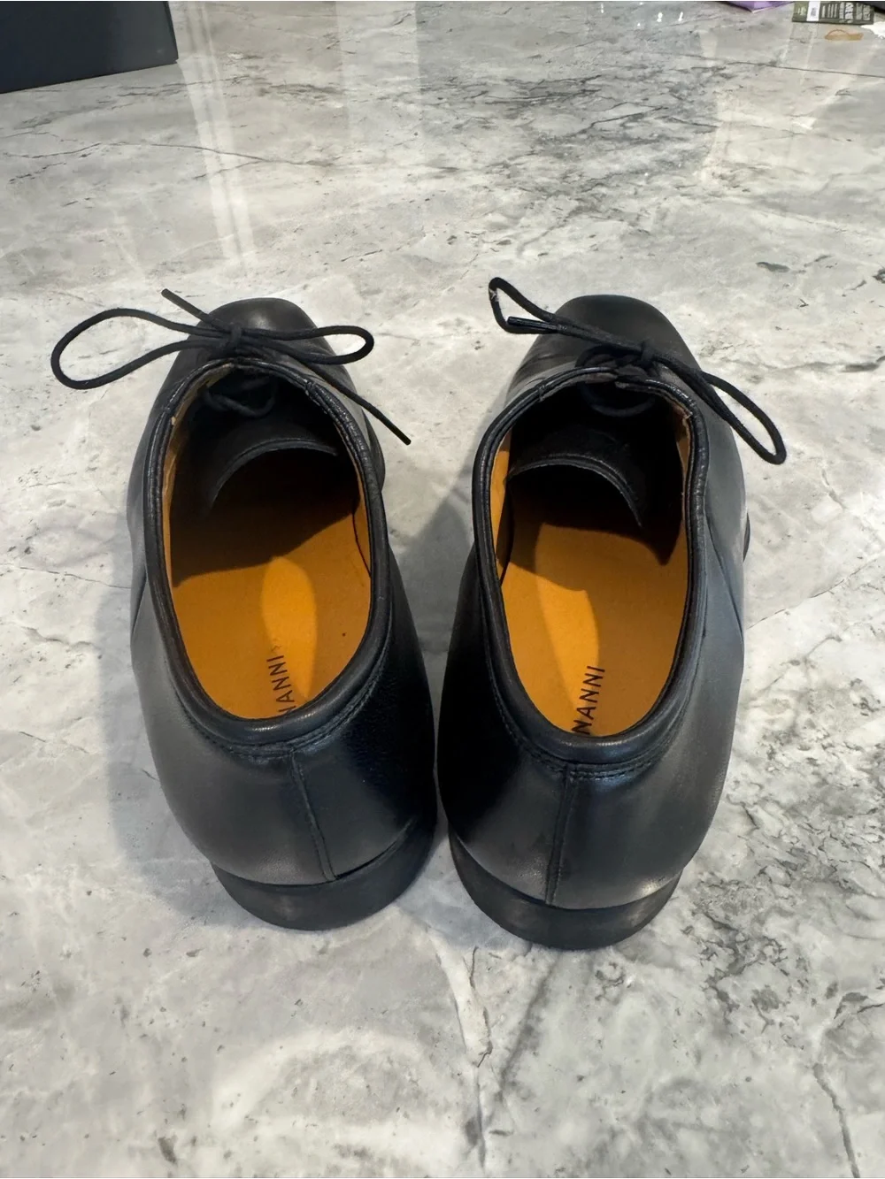 Magnanni Black Leather Cap-Toe Derby Shoes